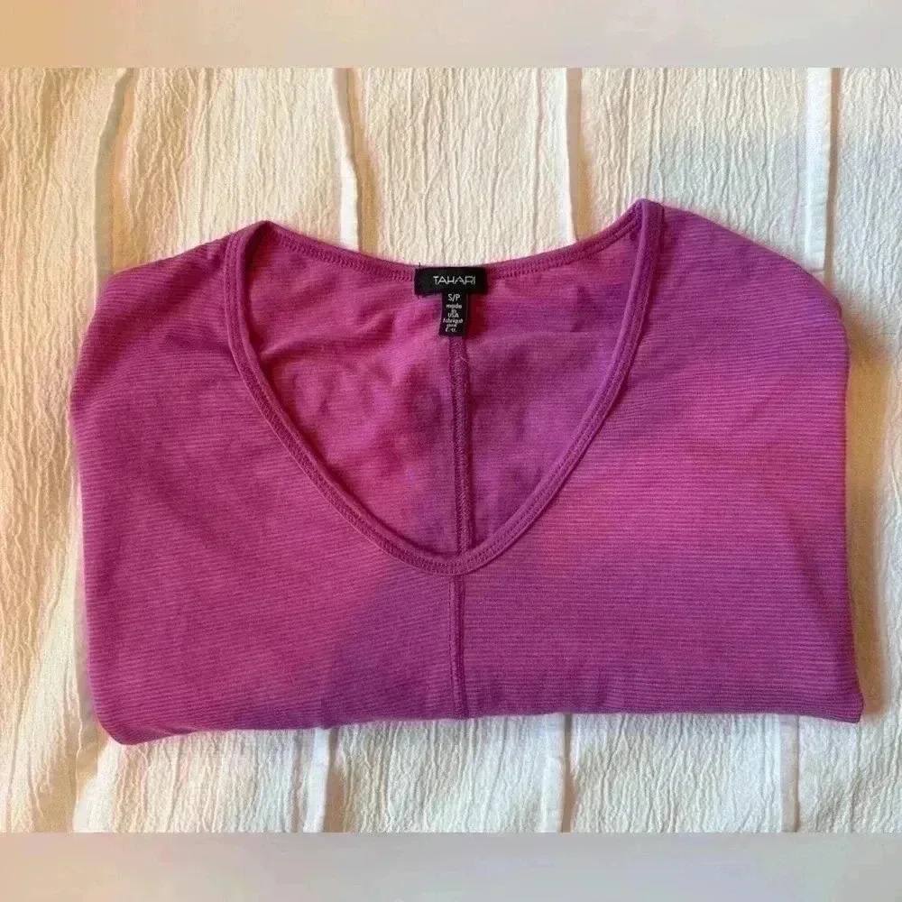 ⭐️ Tahari  T-Shirt. Size small.